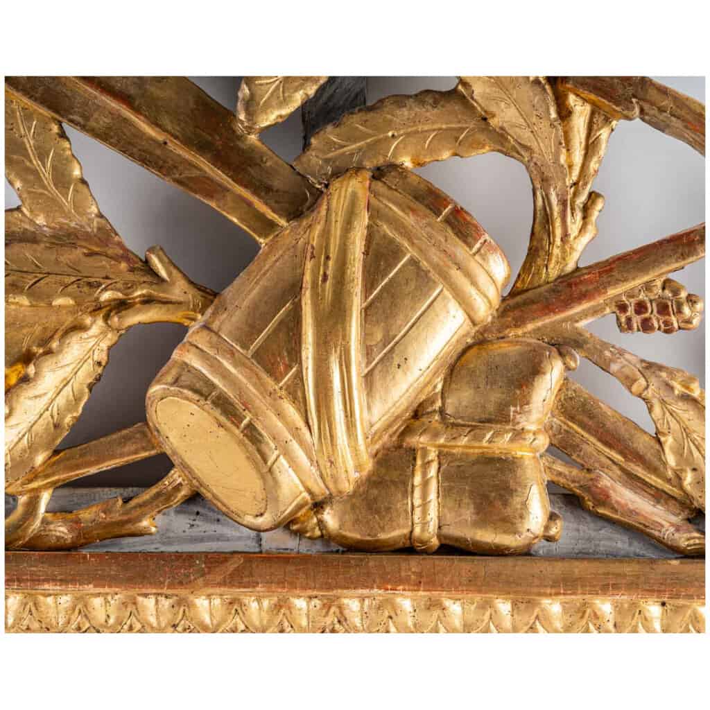 Miroir à fronton ajouré en bois sculpté et doré d’attributs du Commerce Maritime époque Louis XVI 8