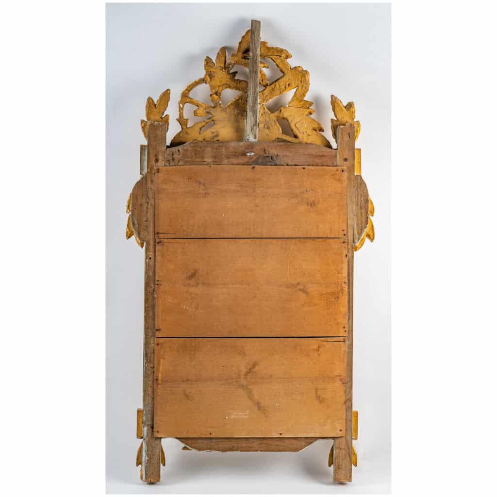 Miroir à fronton ajouré en bois sculpté et doré d’attributs du Commerce Maritime époque Louis XVI 9