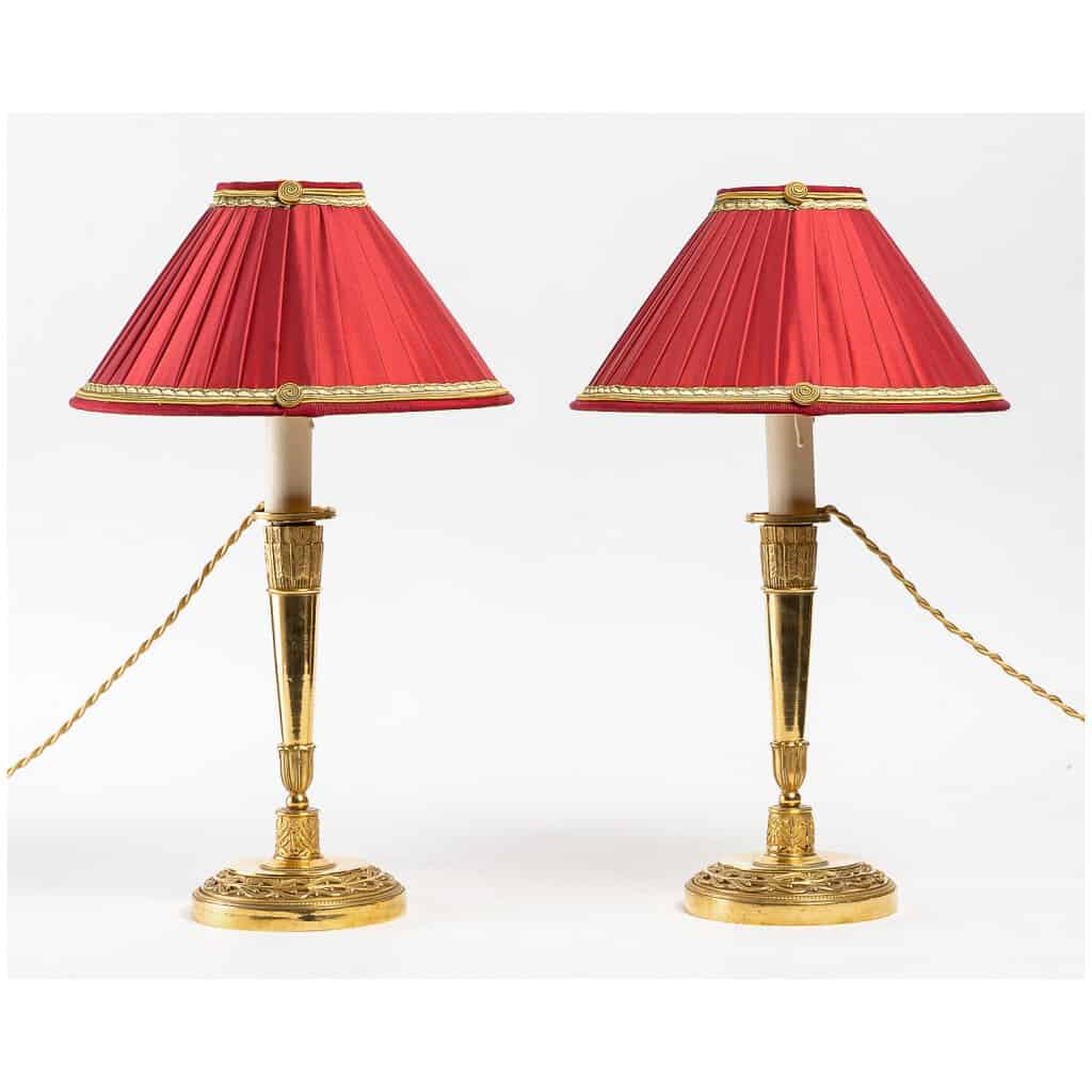 Époque Empire Paire de bougeoirs montés en lampes en bronze ciselé et doré à décor de carquois 3