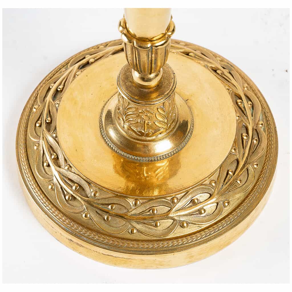 Époque Empire Paire de bougeoirs montés en lampes en bronze ciselé et doré à décor de carquois 6