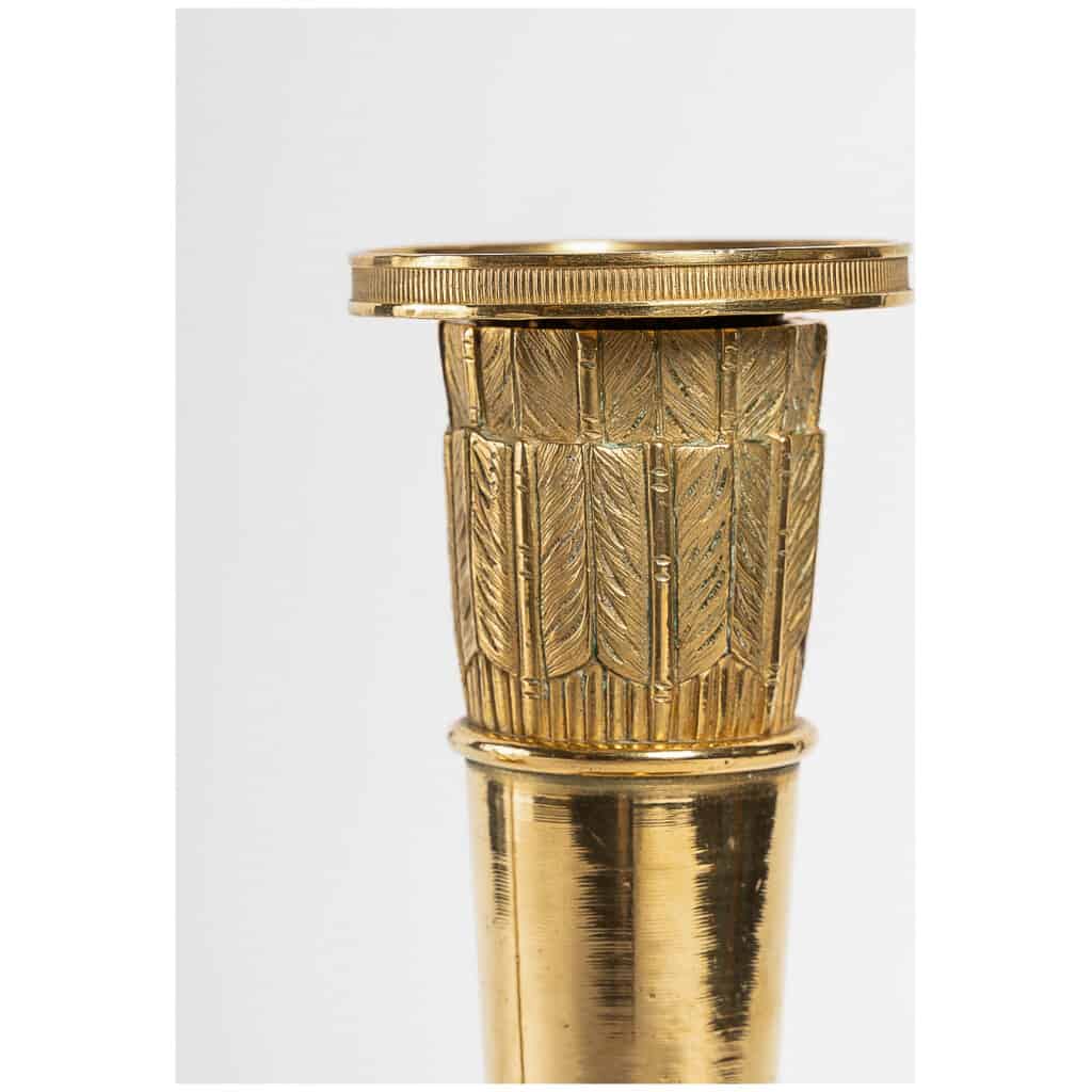 Époque Empire Paire de bougeoirs montés en lampes en bronze ciselé et doré à décor de carquois 8
