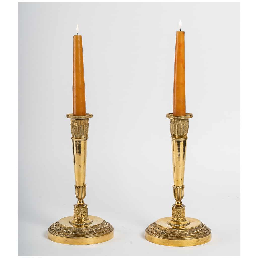 Époque Empire Paire de bougeoirs montés en lampes en bronze ciselé et doré à décor de carquois 11