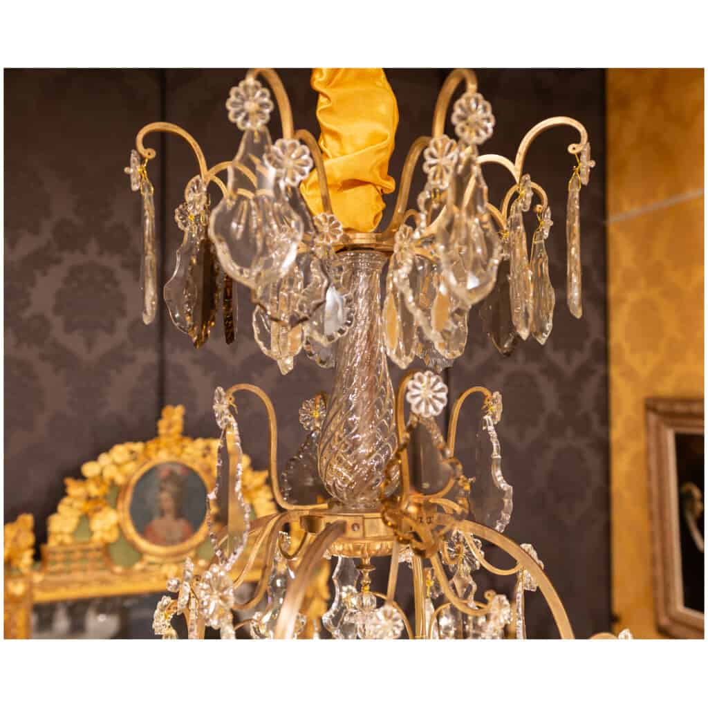 Baccarat signé – Important lustre de style Louis XV en bronze doré et décor de cristal taillé vers 1880-1890 4