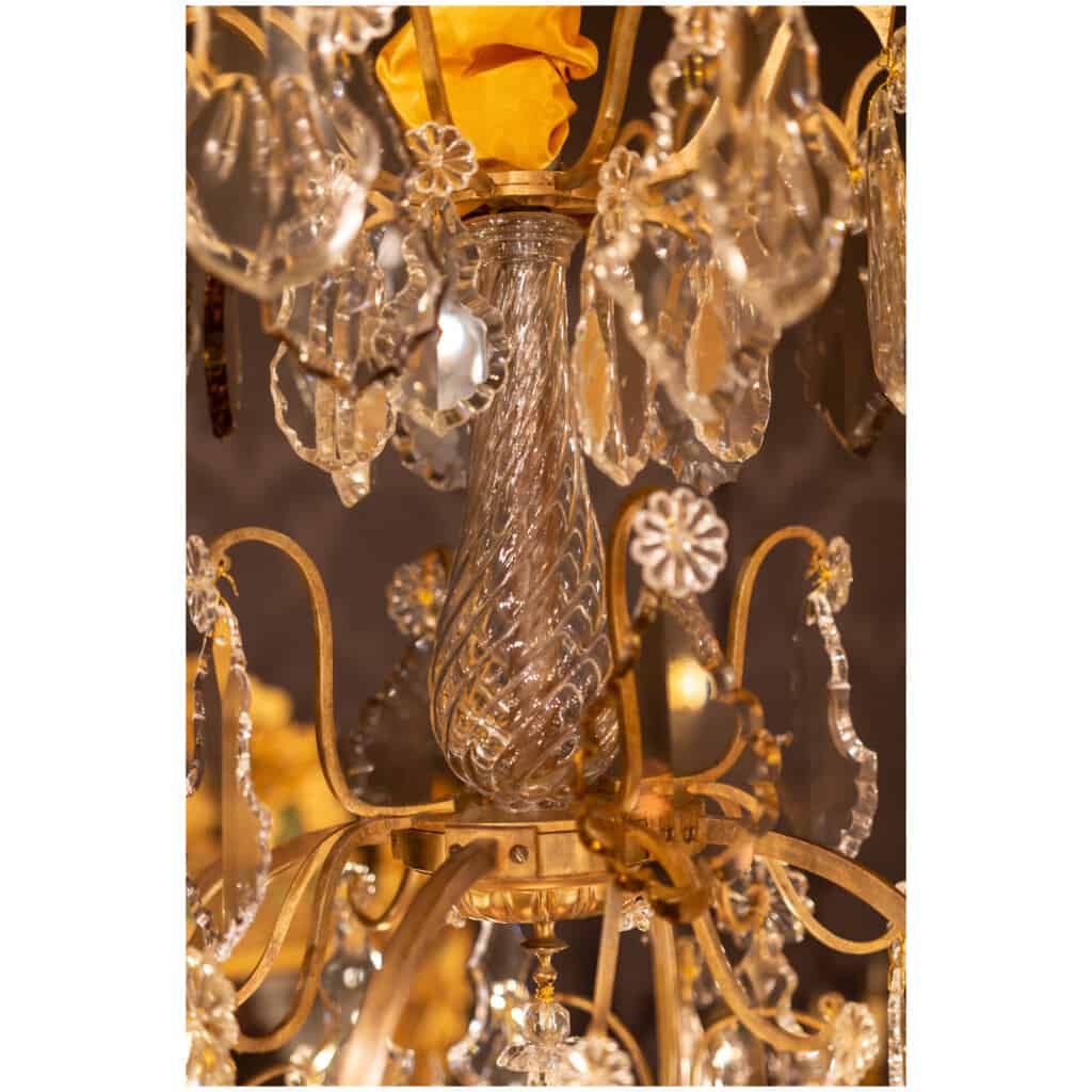 Baccarat signé – Important lustre de style Louis XV en bronze doré et décor de cristal taillé vers 1880-1890 5