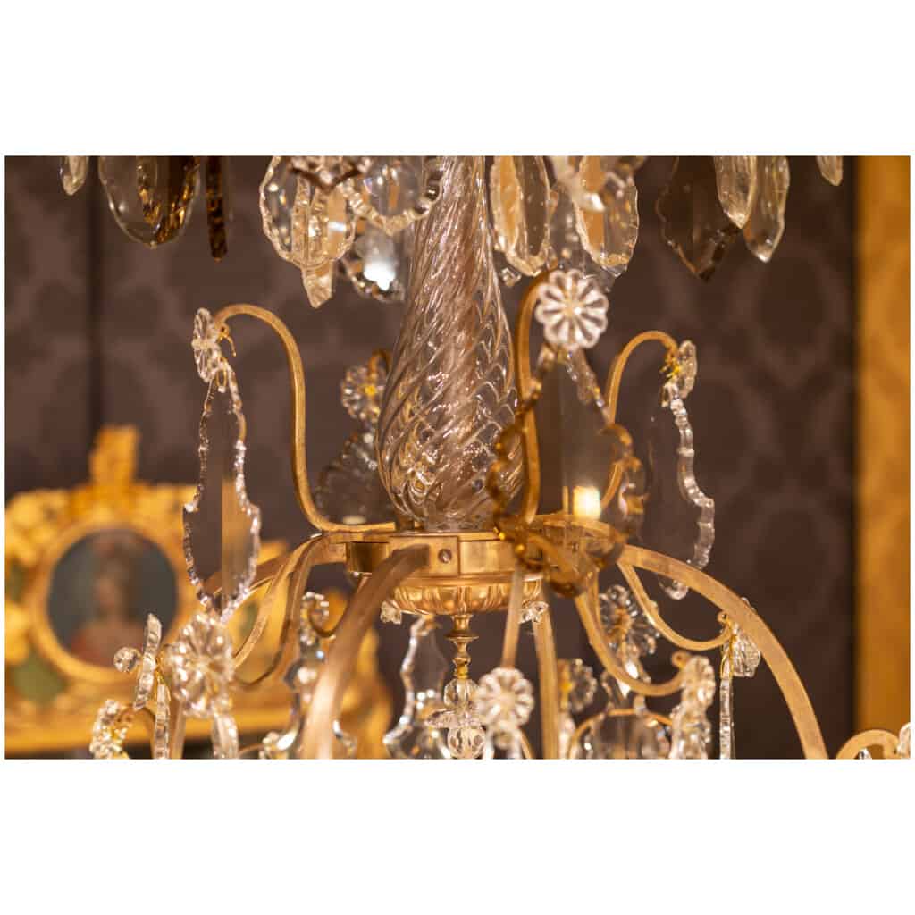 Baccarat signé – Important lustre de style Louis XV en bronze doré et décor de cristal taillé vers 1880-1890 6