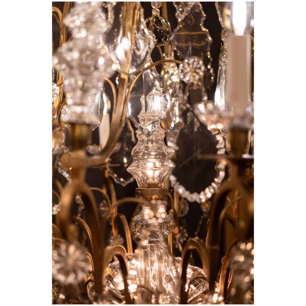 Baccarat signé – Important lustre de style Louis XV en bronze doré et décor de cristal taillé vers 1880-1890 13