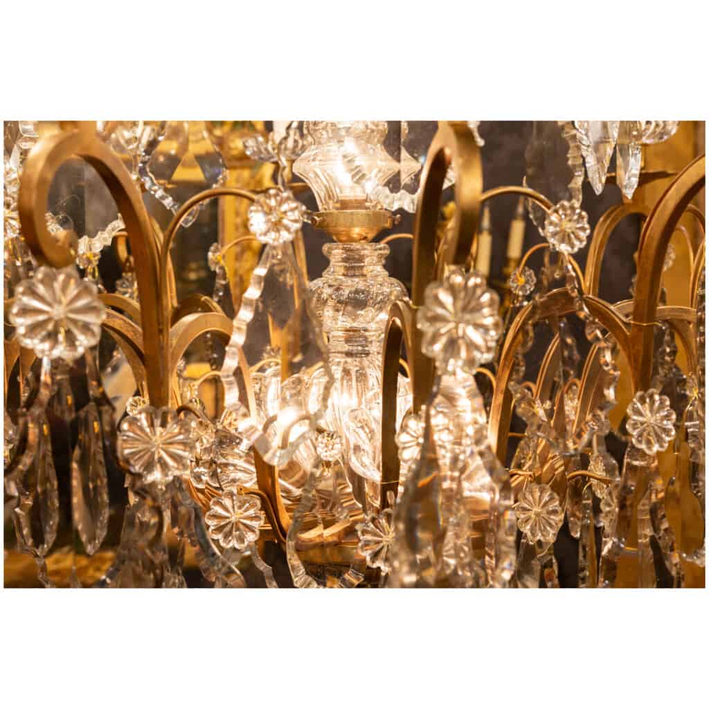Baccarat signé – Important lustre de style Louis XV en bronze doré et décor de cristal taillé vers 1880-1890 14