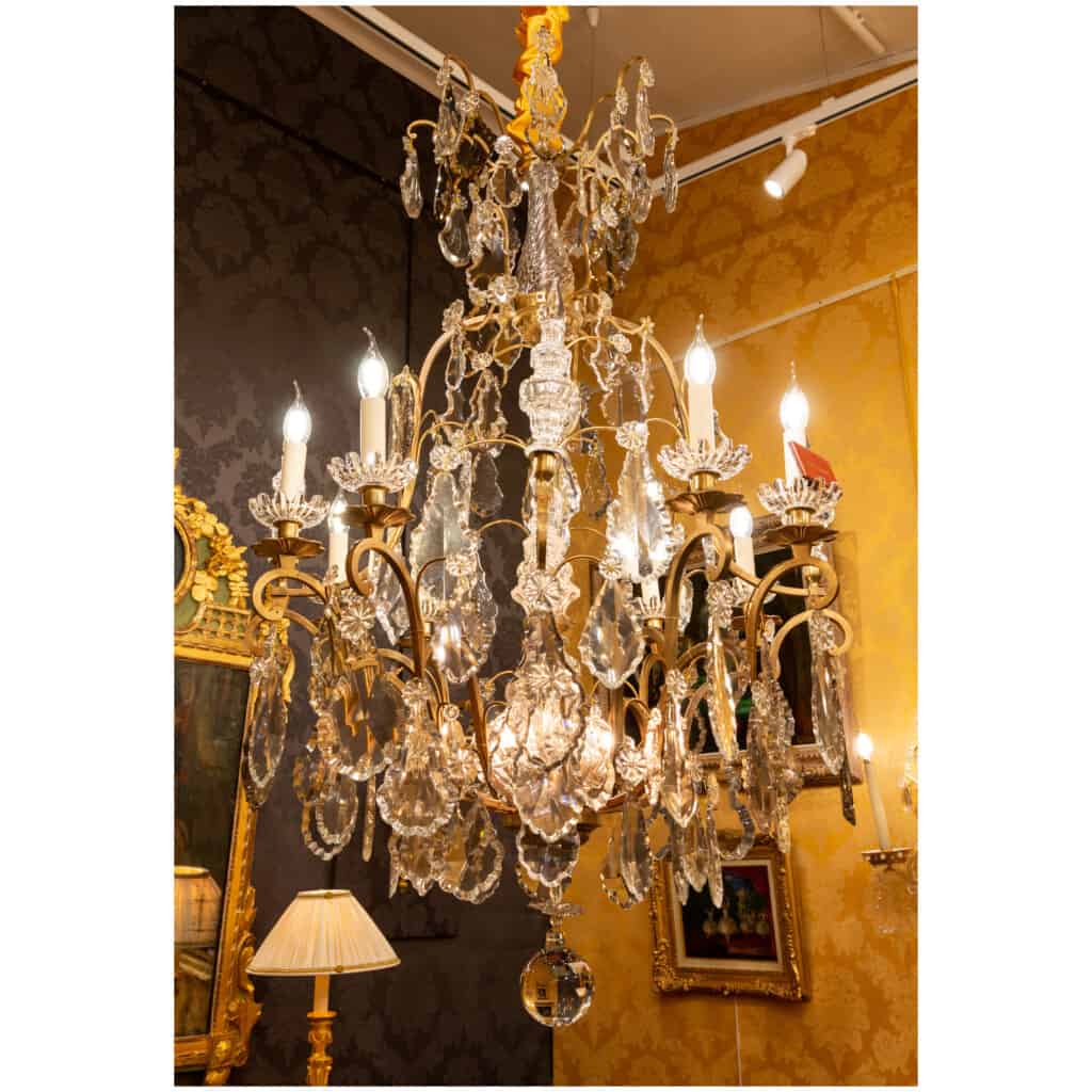Baccarat signé – Important lustre de style Louis XV en bronze doré et décor de cristal taillé vers 1880-1890 22