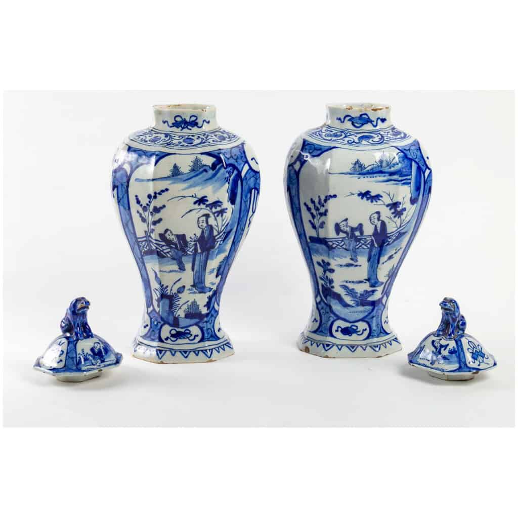 Manufacture des Trois Cendriers Dorés Paire de potiches couvertes en faïence Bleue et Blanche de Delft XVIIIème siècle 4