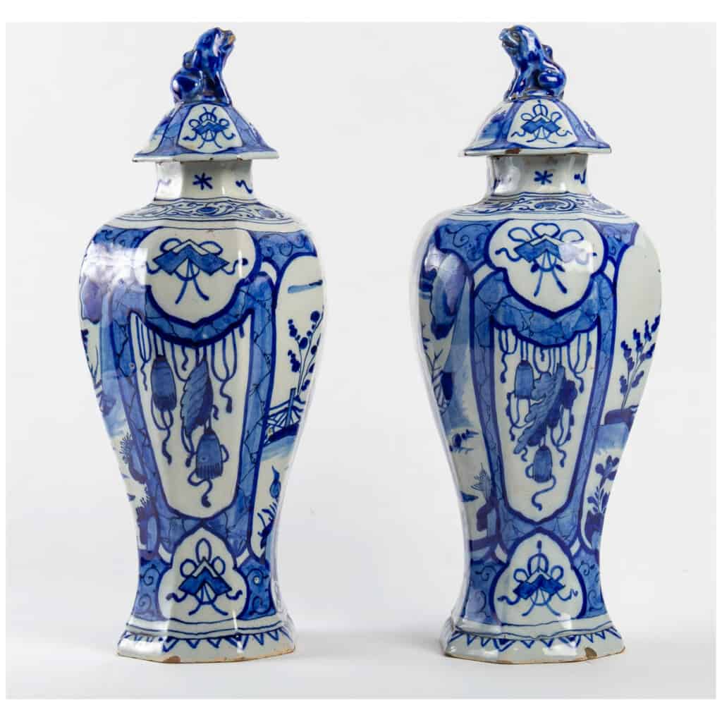 Manufacture des Trois Cendriers Dorés Paire de potiches couvertes en faïence Bleue et Blanche de Delft XVIIIème siècle 6