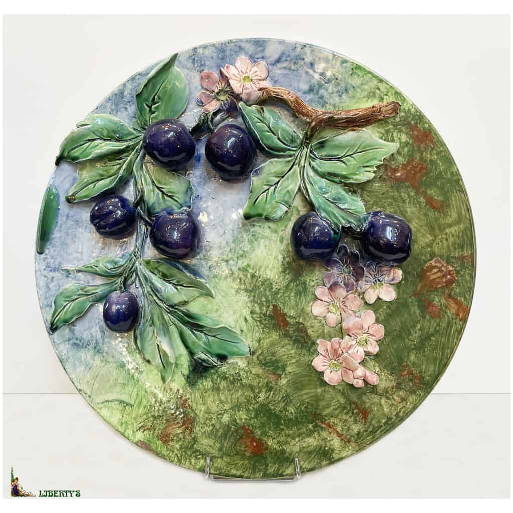 Assiette barbotine de Longchamp avec plums, diam. 38 cm, (Fin XIXe) 3