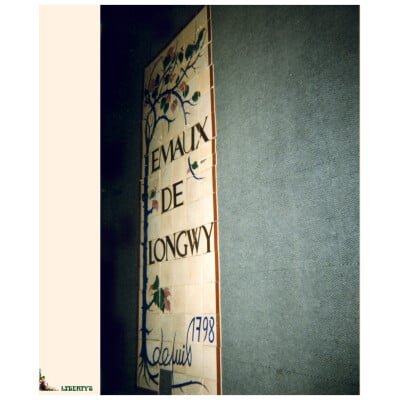 Panneau décoratif de boutique composé de 89 carreaux Emaux de Longwy depuis 1798 signé Paul Mignon, 1.20 m x 3.00 m 3