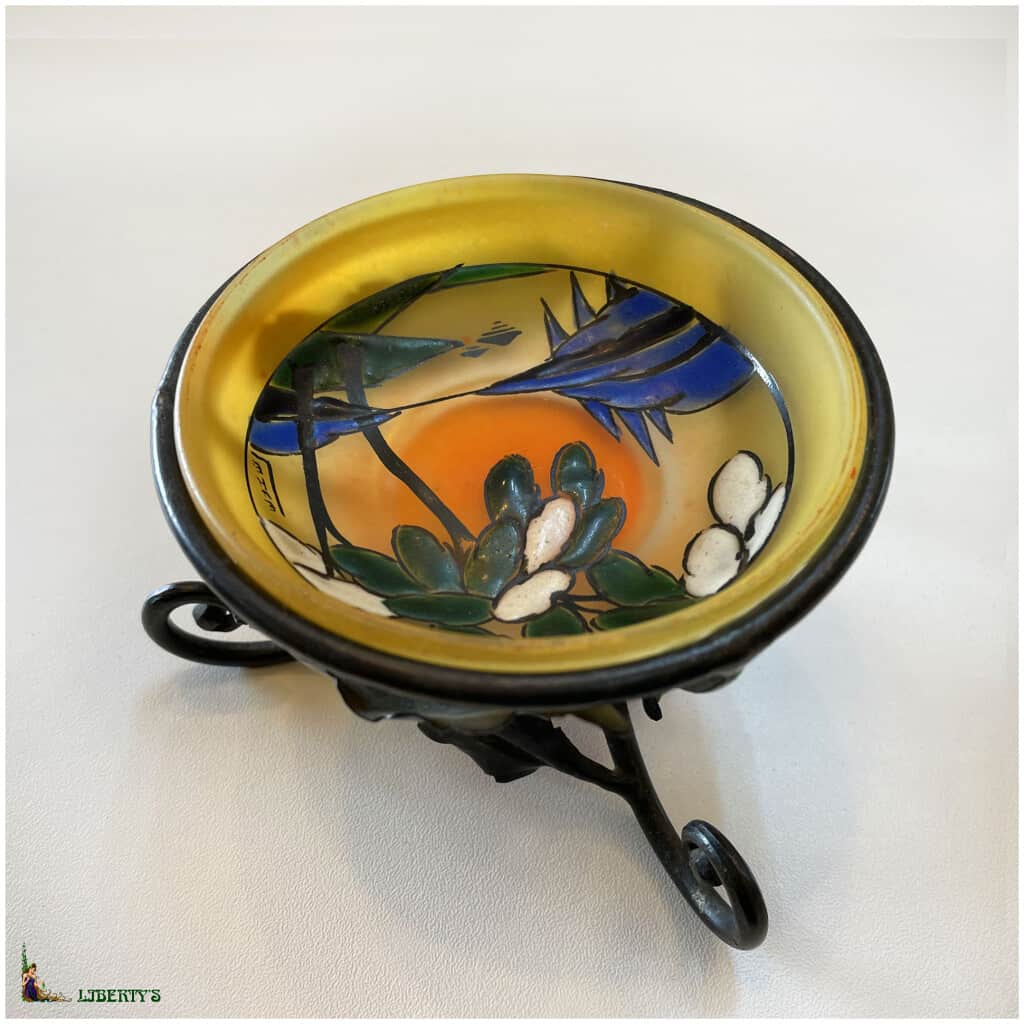 Baguier en verre émaillé sur monture métal avec feuillages, signé Leune, diam. 10 cm, (Deb. XXe) 3