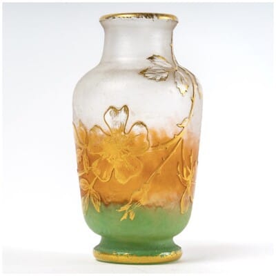Daum Nancy – Vase Verre Dégagé à l’Acide Fleurs Et Papillon Doré