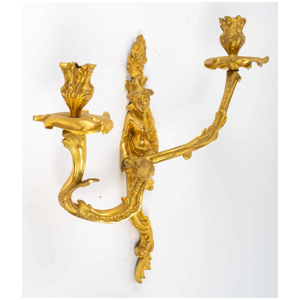 Paire d’appliques aux chinois en bronze doré de style Régence. 11