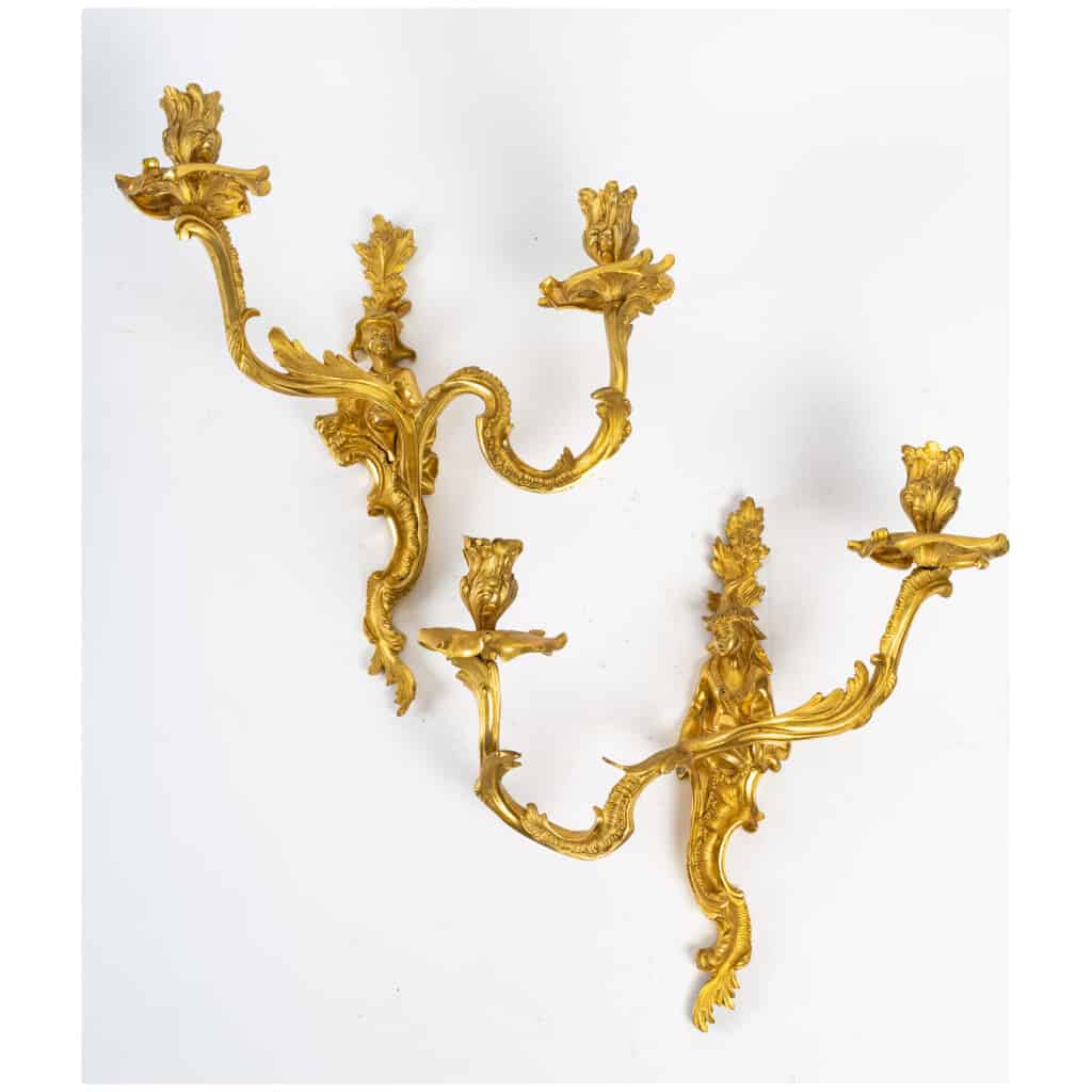 Paire d’appliques aux chinois en bronze doré de style Régence. 3