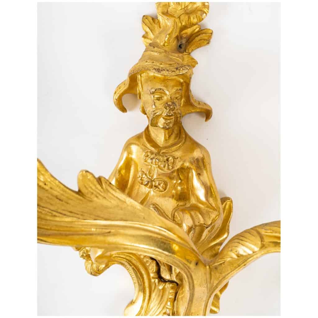Paire d’appliques aux chinois en bronze doré de style Régence. 4