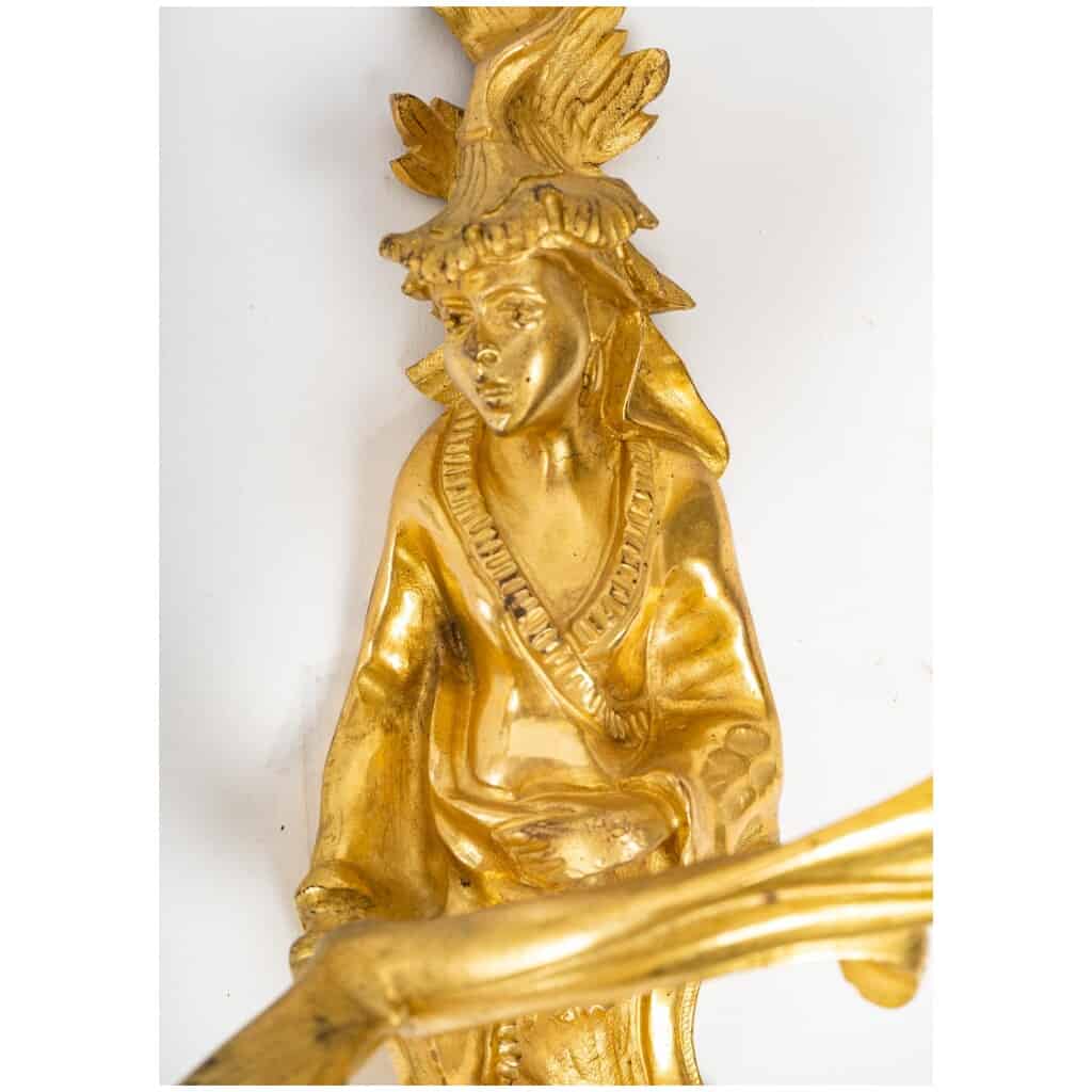 Paire d’appliques aux chinois en bronze doré de style Régence. 5