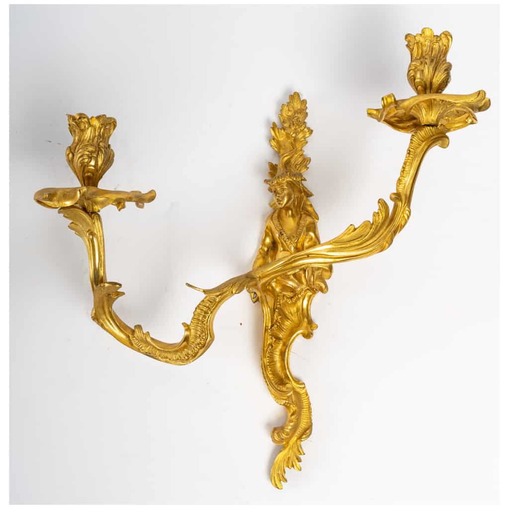 Paire d’appliques aux chinois en bronze doré de style Régence. 6