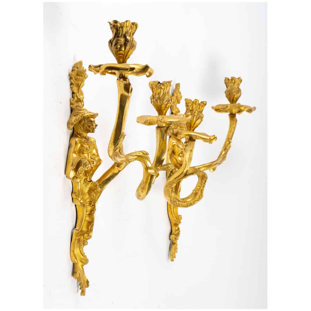 Paire d’appliques aux chinois en bronze doré de style Régence. 7