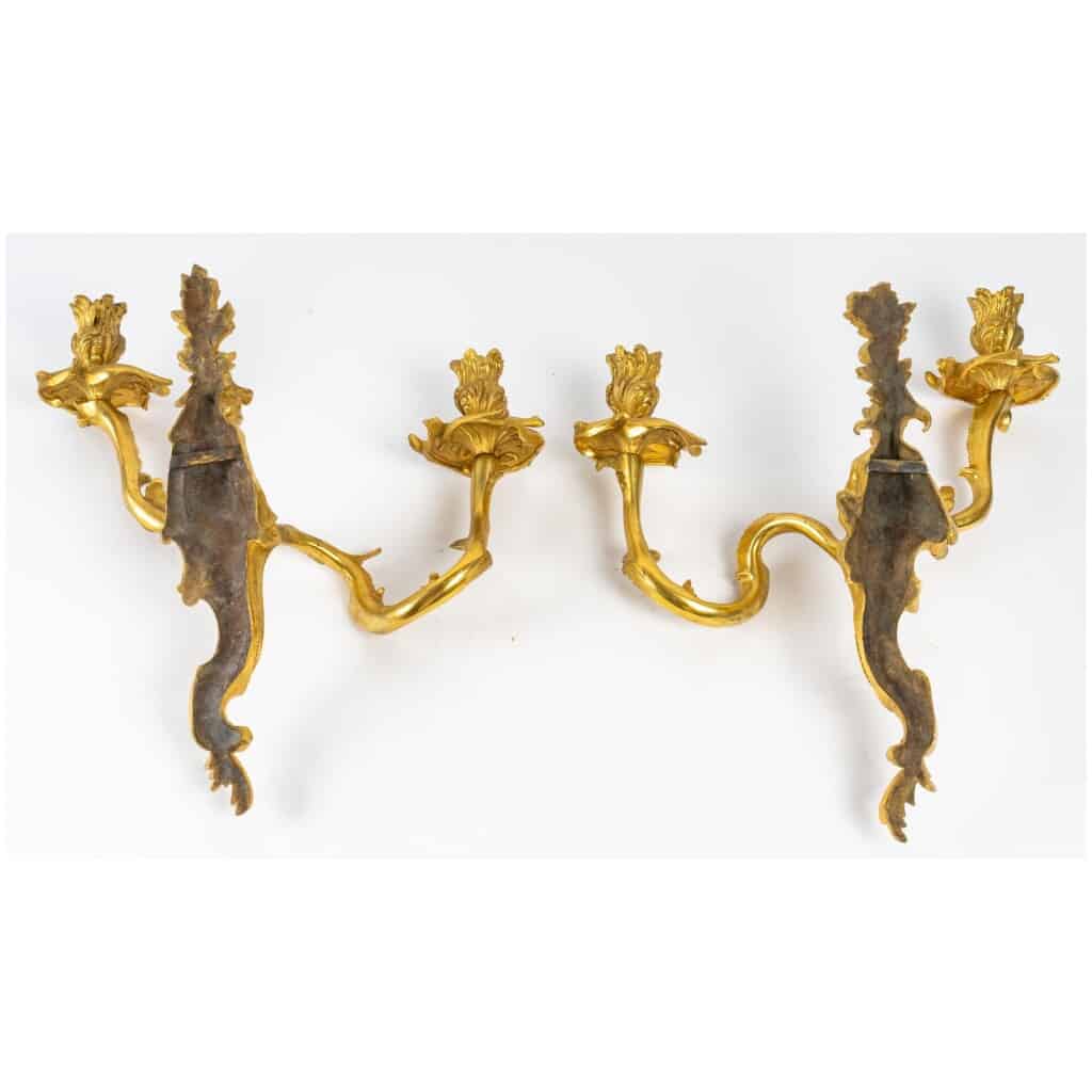 Paire d’appliques aux chinois en bronze doré de style Régence. 10