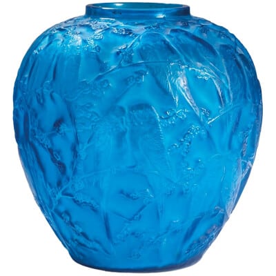 René Lalique : Vase « Perruches » en verre teinté bleu circa 1925.