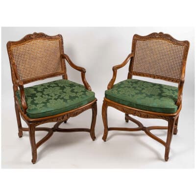 Paire de fauteuils à fonds de canne en hêtre époque Régence vers 1715-1723