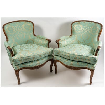 Importante paire de Bergères en noyer mouluré sculpté époque Louis XV vers 1750-1760