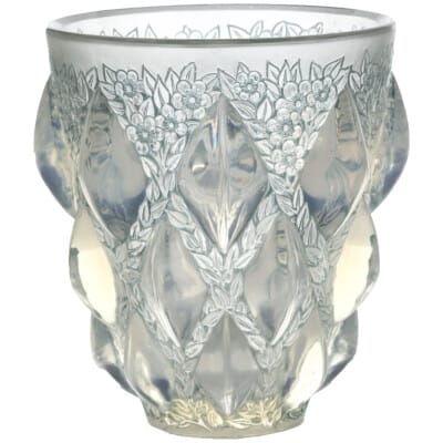 René Lalique : Vase « Rampillon » en verre opalescent