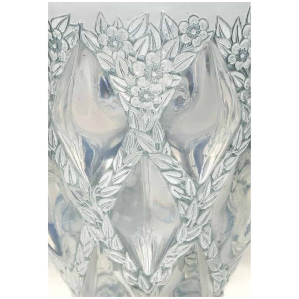 René Lalique : Vase « Rampillon » en verre opalescent 5