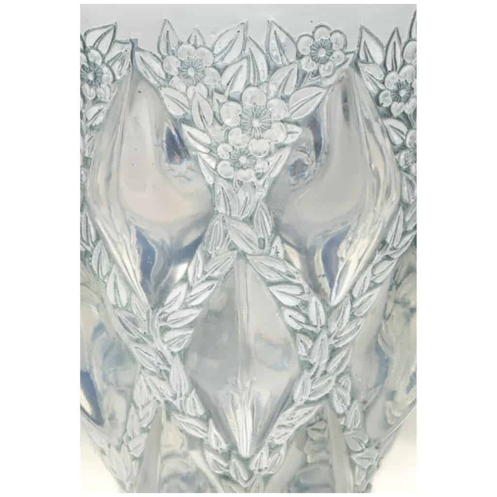 René Lalique: “Rampillon” vase in opalescent glass 5