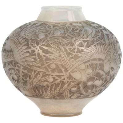 René Lalique: Vase « Aras » Opalescent