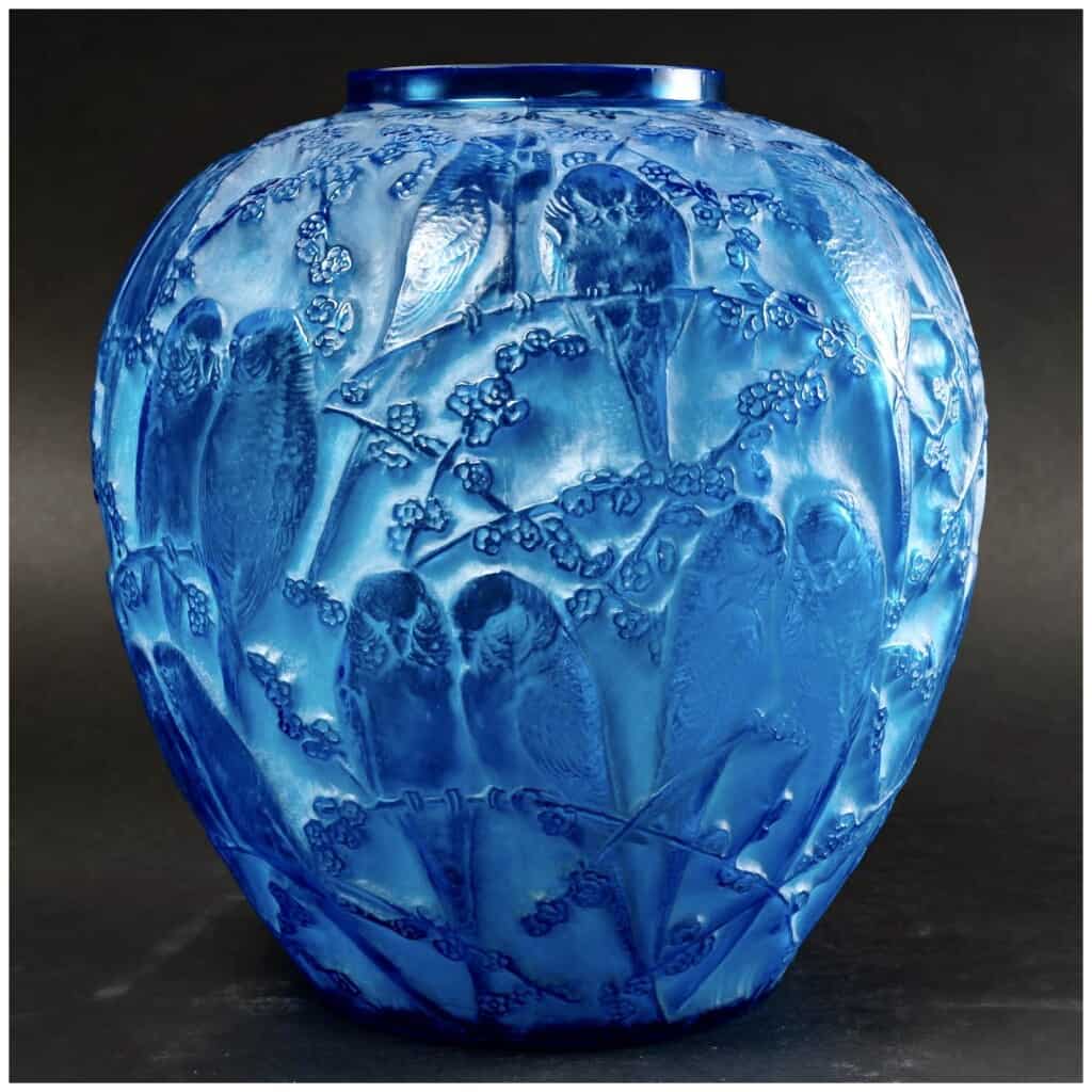 1919 René Lalique – Vase Perruches Verre Bleu Electrique Patiné Blanc 3