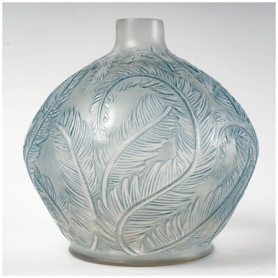 1920 René Lalique – Vase Plumes Verre Blanc Patiné Bleu