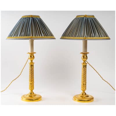 Paire de flambeaux montés en lampes à fûts torsadés en bronze doré époque Empire vers 1805-1810