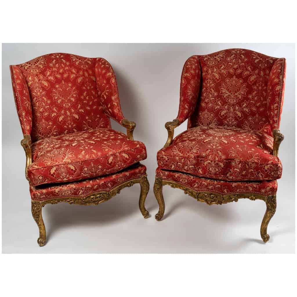 Paire d’importants fauteuils à oreilles de style Louis XIV en bois sculpté et doré vers 1850 4