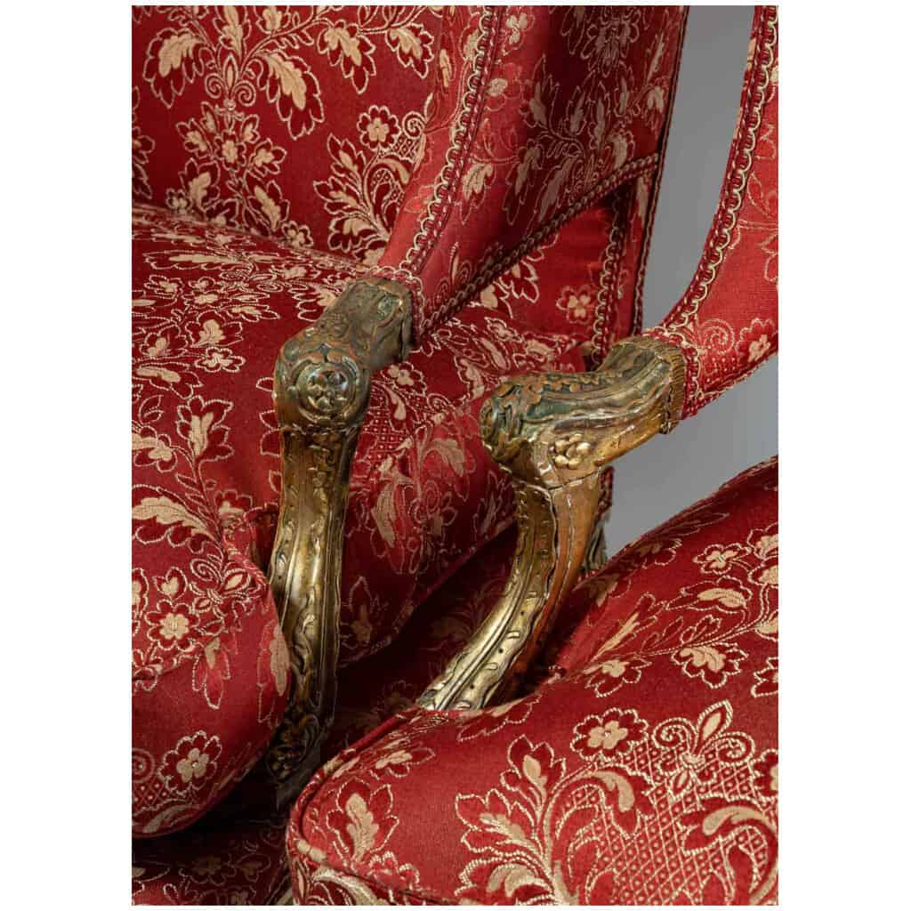 Paire d’importants fauteuils à oreilles de style Louis XIV en bois sculpté et doré vers 1850 6
