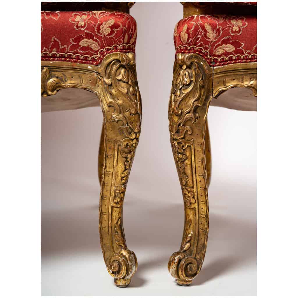 Paire d’importants fauteuils à oreilles de style Louis XIV en bois sculpté et doré vers 1850 7