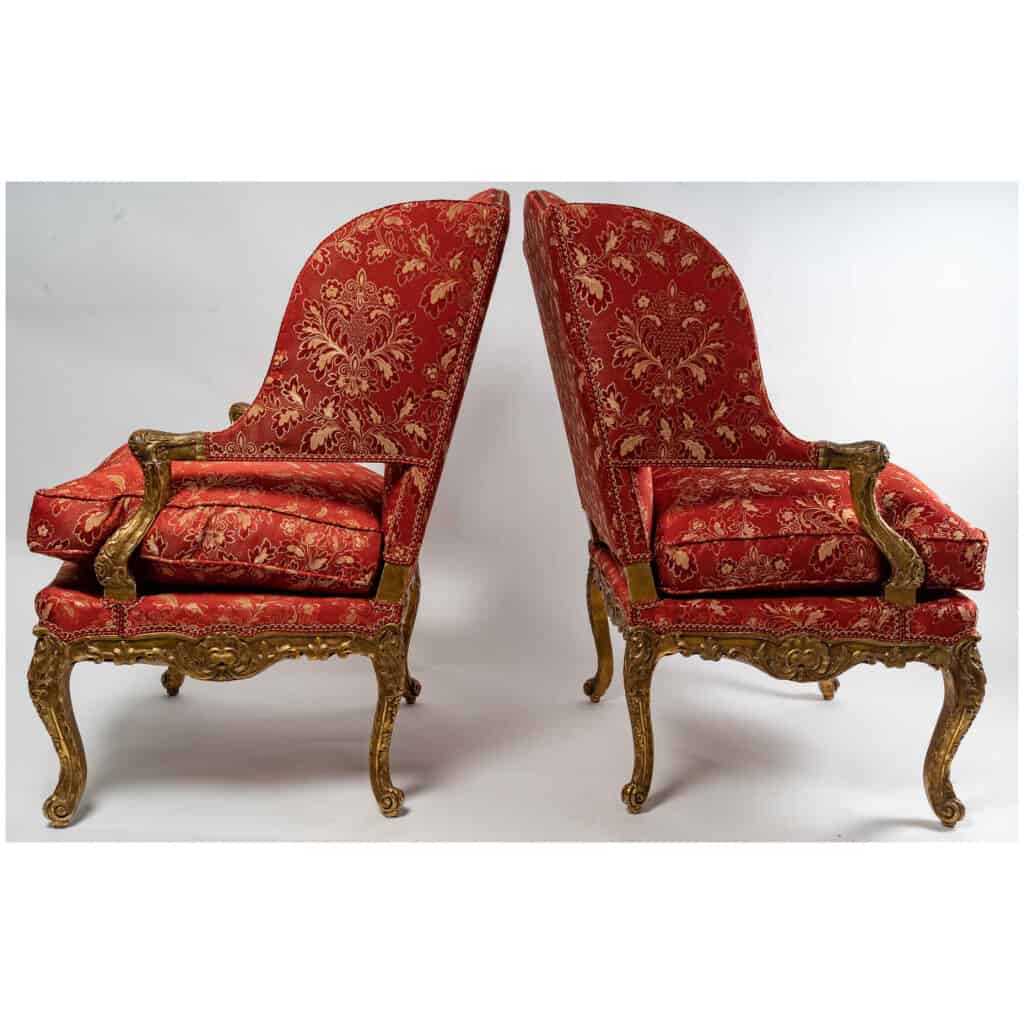 Paire d’importants fauteuils à oreilles de style Louis XIV en bois sculpté et doré vers 1850 10