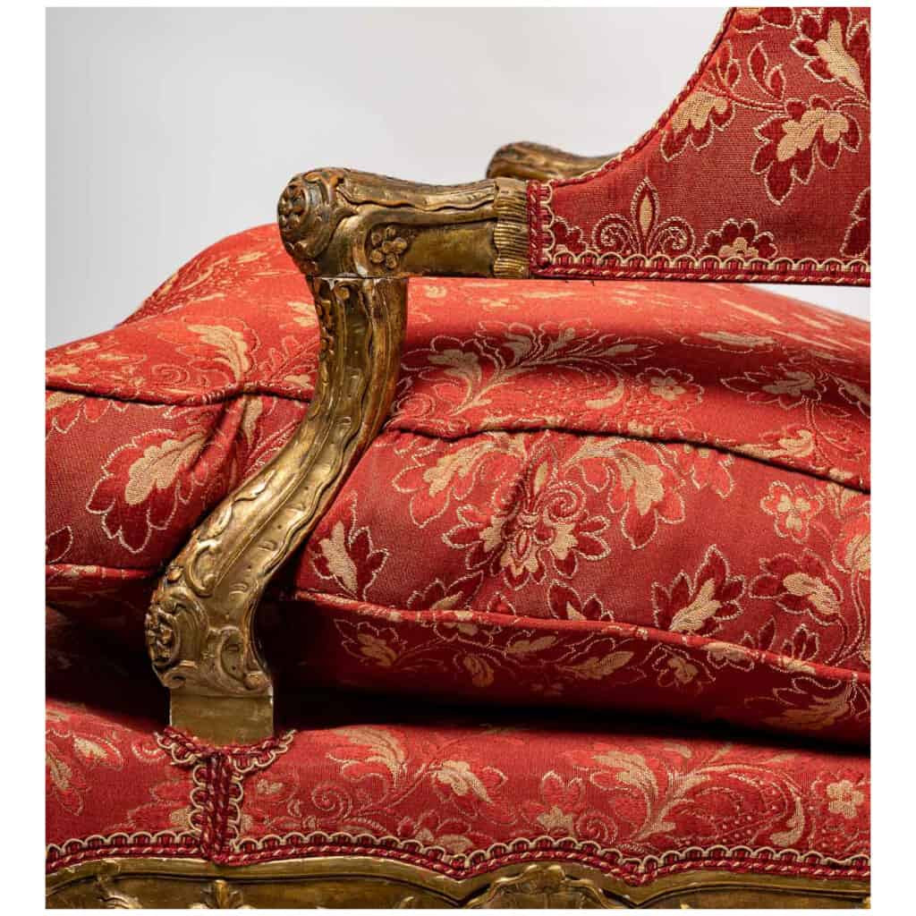 Paire d’importants fauteuils à oreilles de style Louis XIV en bois sculpté et doré vers 1850 8