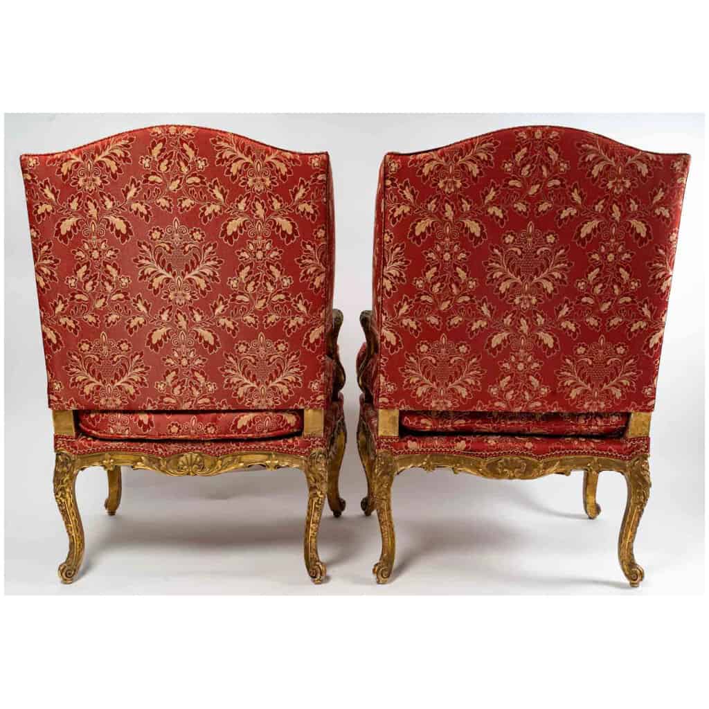 Paire d’importants fauteuils à oreilles de style Louis XIV en bois sculpté et doré vers 1850 11