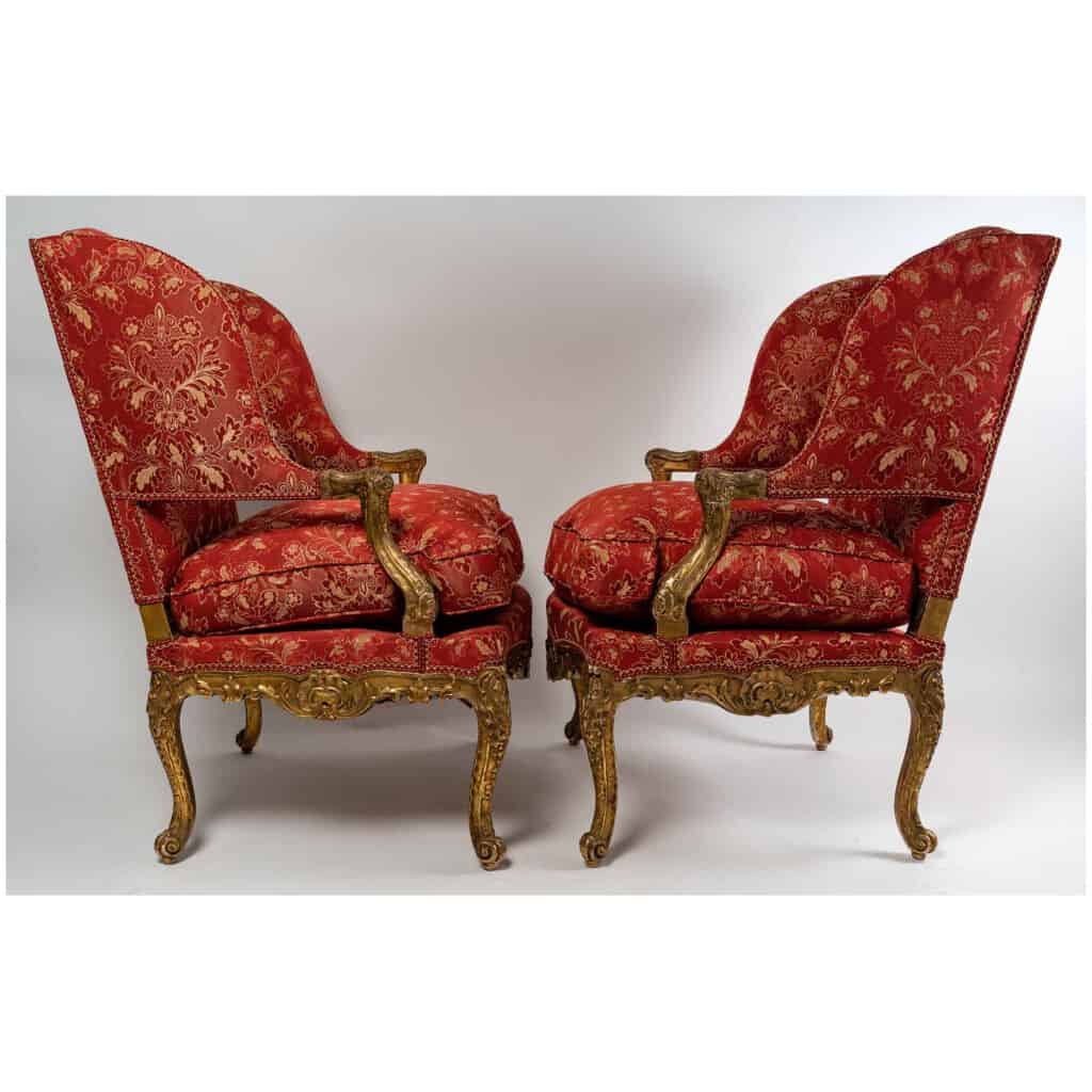 Paire d’importants fauteuils à oreilles de style Louis XIV en bois sculpté et doré vers 1850 5