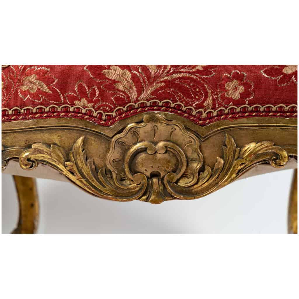Paire d’importants fauteuils à oreilles de style Louis XIV en bois sculpté et doré vers 1850 12