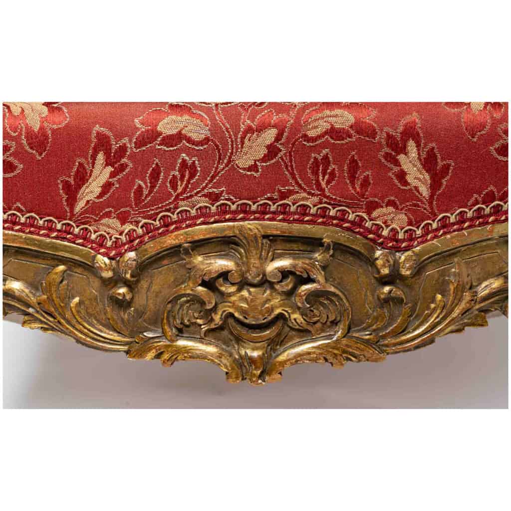 Paire d’importants fauteuils à oreilles de style Louis XIV en bois sculpté et doré vers 1850 9