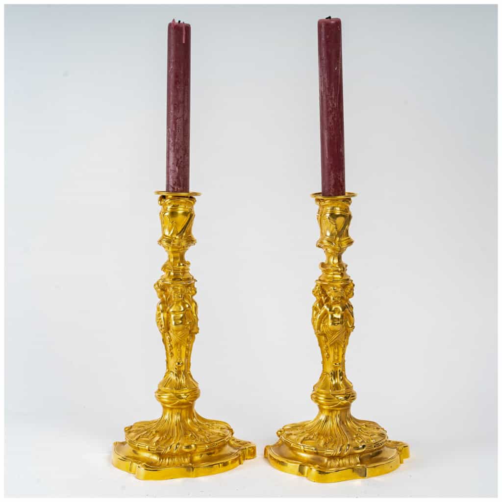 Paire de flambeaux aux amours en bronze ciselé et doré dans le style Louis XV vers 1850 3
