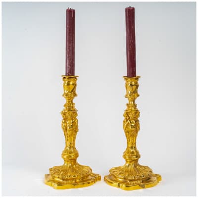 Paire de flambeaux aux amours en bronze ciselé et doré dans le style Louis XV vers 1850
