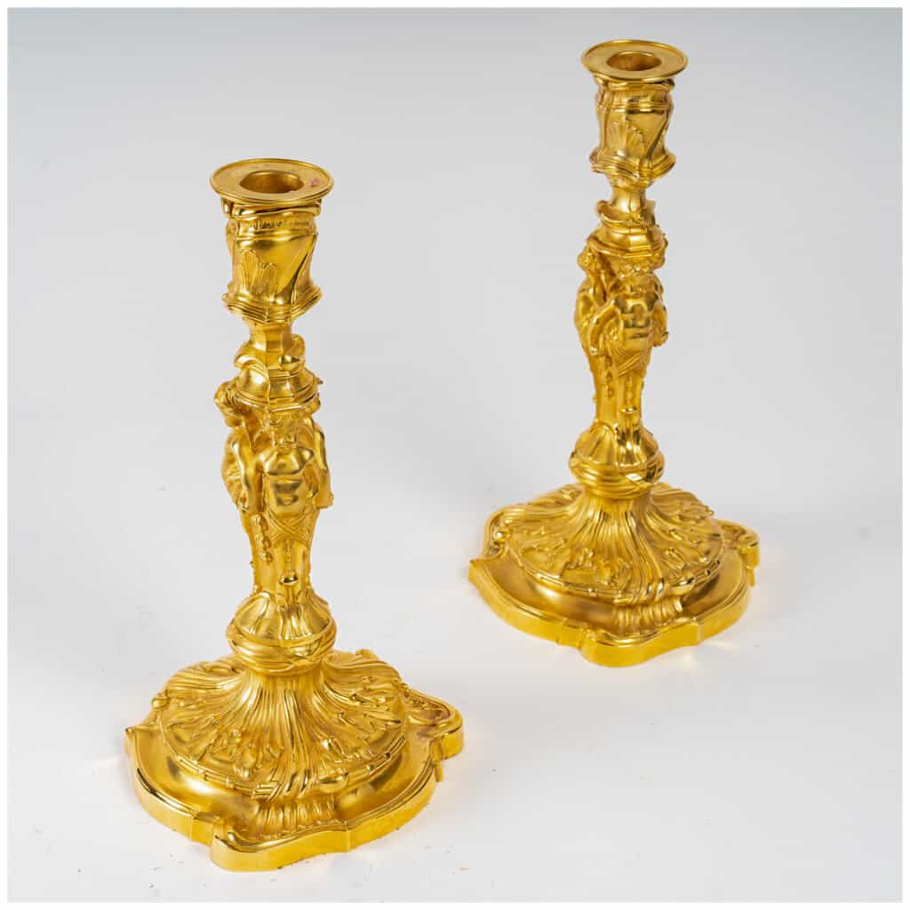 Paire de flambeaux aux amours en bronze ciselé et doré dans le style Louis XV vers 1850 11