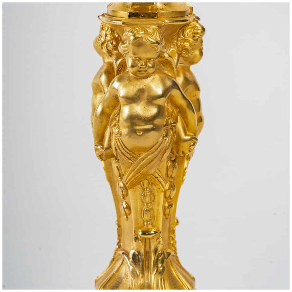 Paire de flambeaux aux amours en bronze ciselé et doré dans le style Louis XV vers 1850 6