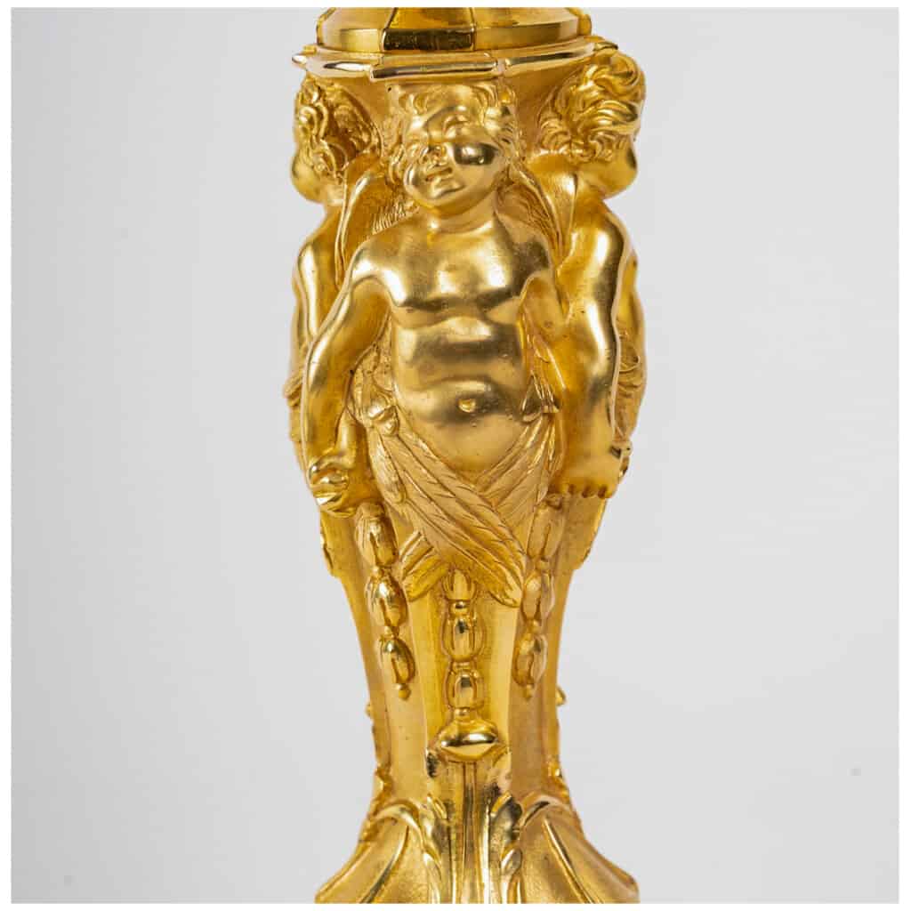 Paire de flambeaux aux amours en bronze ciselé et doré dans le style Louis XV vers 1850 7