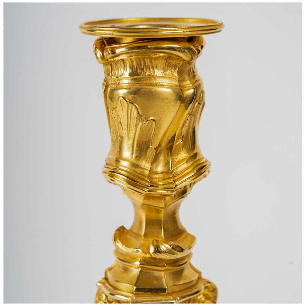 Paire de flambeaux aux amours en bronze ciselé et doré dans le style Louis XV vers 1850 4